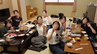 ３